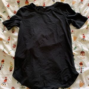 lululemon black top.